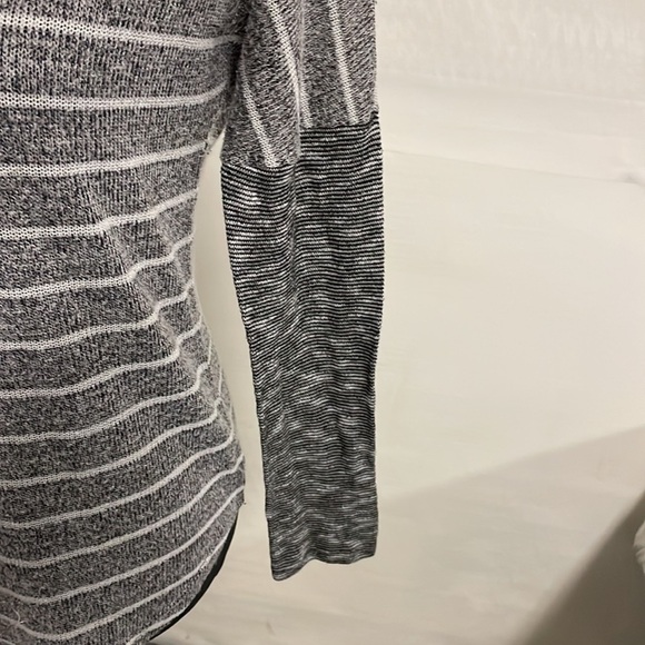 MAURICE’S gray and white sweater size M - Picture 4 of 6